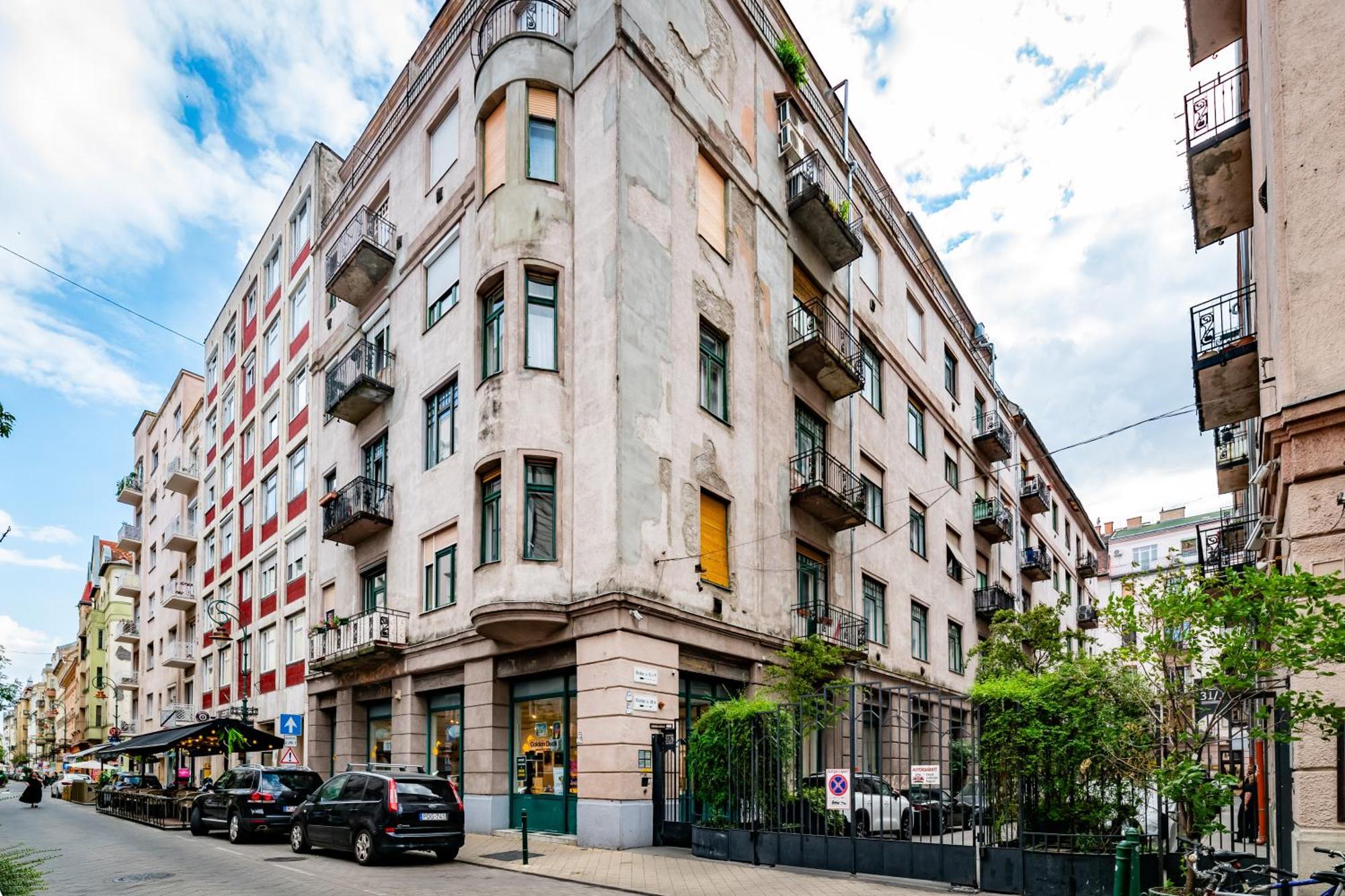 Jungle Aesthetics Downtown Apartman Aircon And Garage Parking Budapest Exterior photo