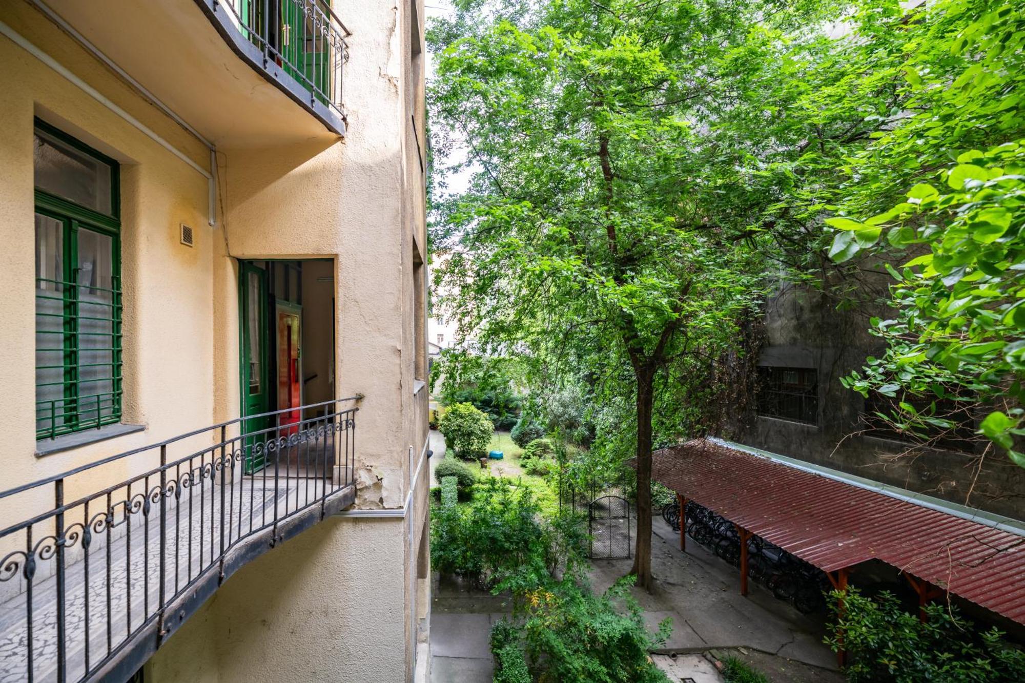 Jungle Aesthetics Downtown Apartman Aircon And Garage Parking Budapest Exterior photo